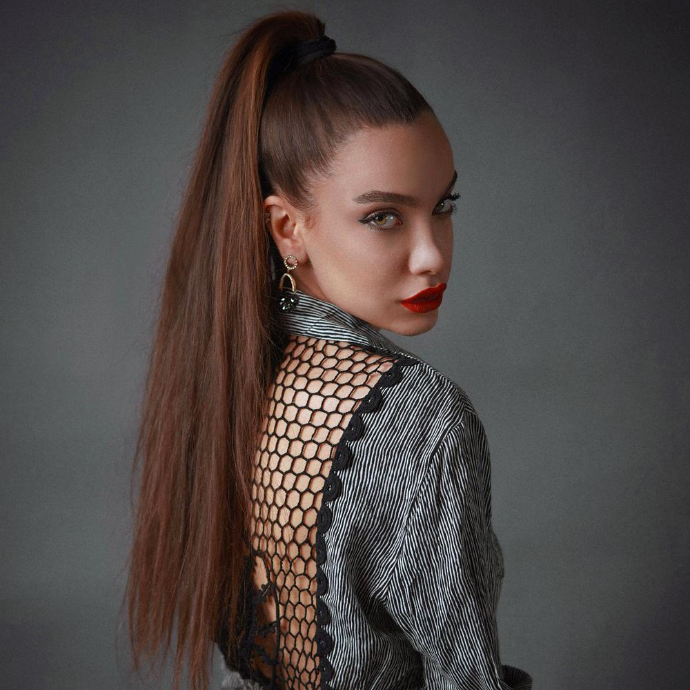 Elegantn&yacute; &uacute;čes s vysok&yacute;m copom a dlh&yacute;mi rovn&yacute;mi vlasmi